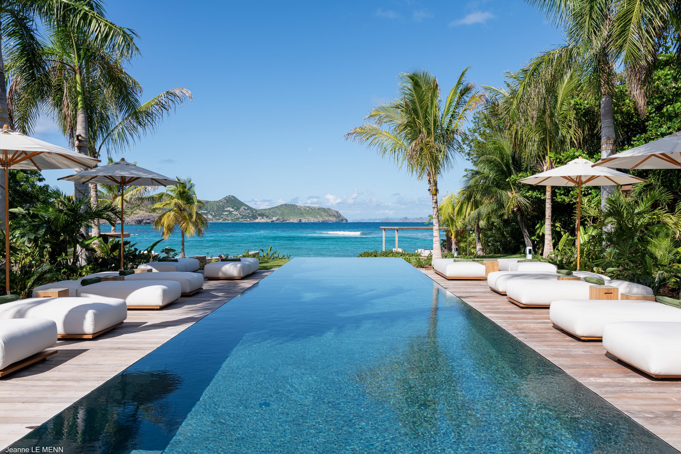 Villa Nellcôte infinity pool over the ocean